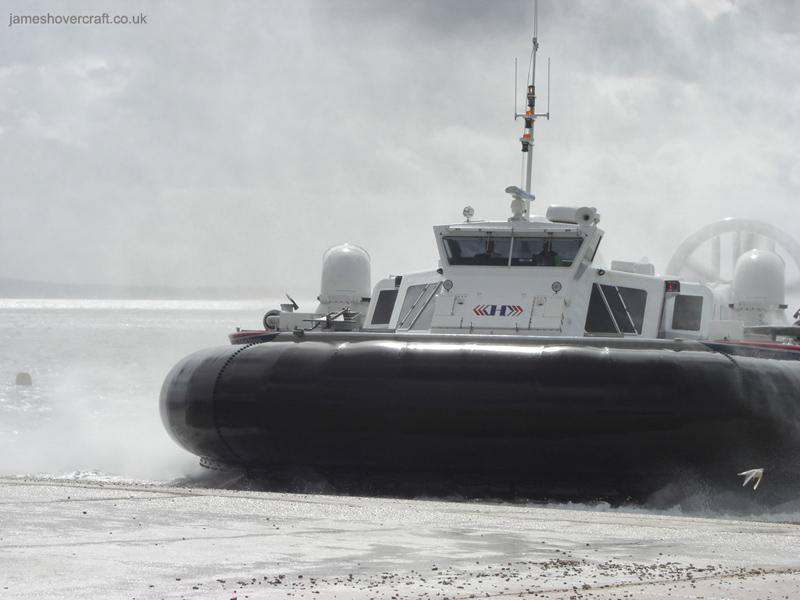 Hoverwork British Hovercraft Technology BHT-130 - Tracking into the wind at Southsea (James Rowson).